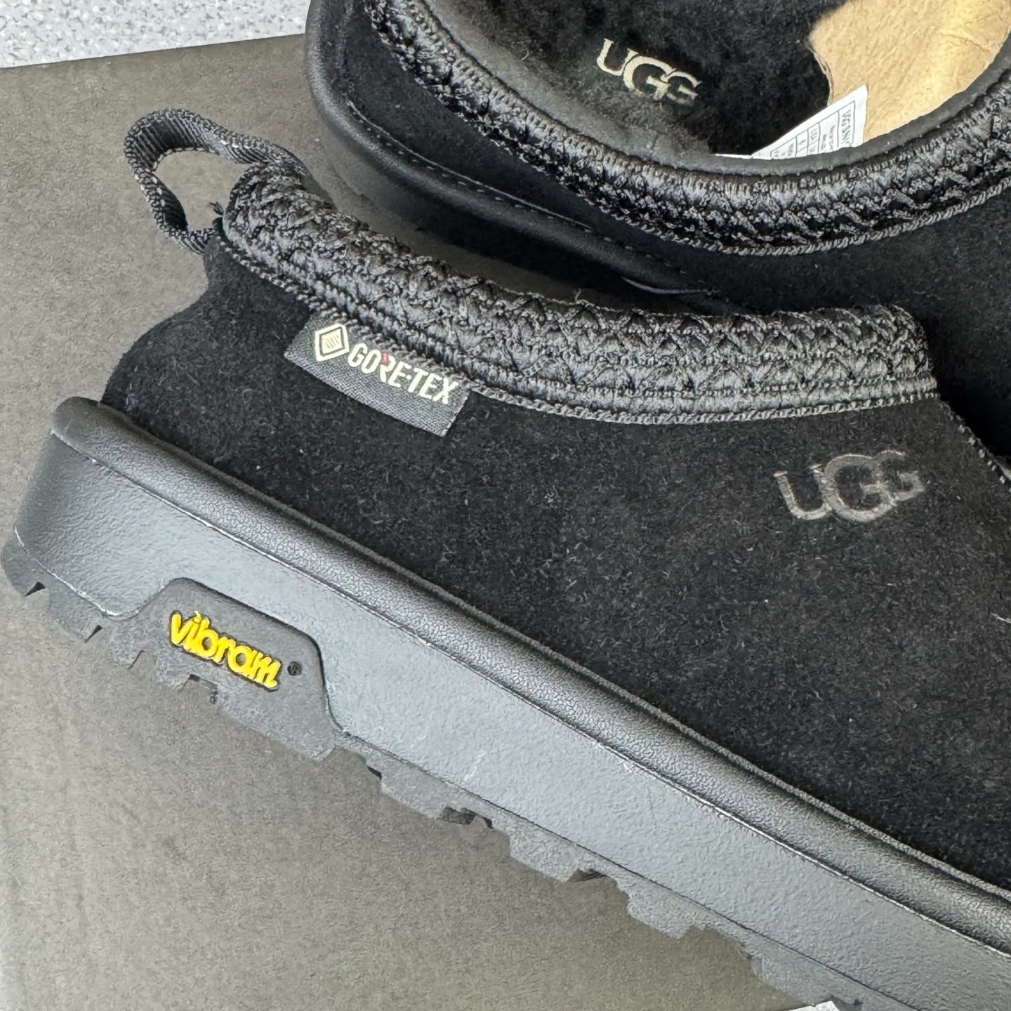Pick up locally 💰520. The core recommendation is good price. The platform is exclusively for foreign trade. UGG Tasman GTX winter neutral snow shoes 1172790. Produced by ten-year-old brand shoemaking factory production line. Pay attention to every detail. Longfeng A-grade genuine sheep fur. Completely built in accordance with the ZP process. Size: 35 36 37 38 39 40 41 42 43 44 45